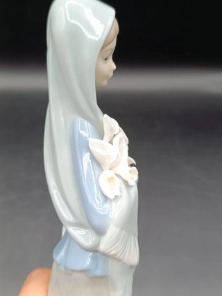 Figura Lladro Joven con Flores Porcelana