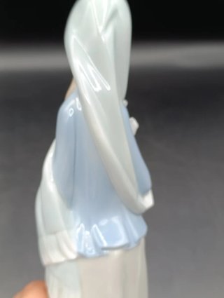 Figura Lladro Joven con Flores Porcelana