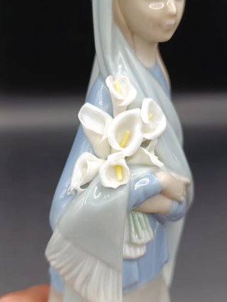 Figura Lladro Joven con Flores Porcelana