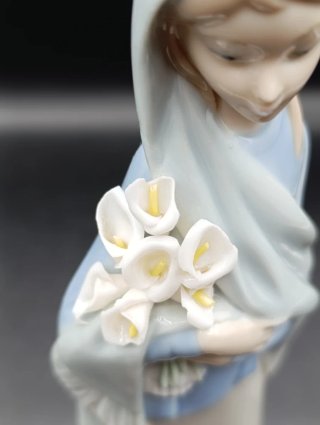 Figura Lladro Joven con Flores Porcelana