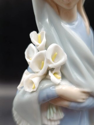 Figura Lladro Joven con Flores Porcelana