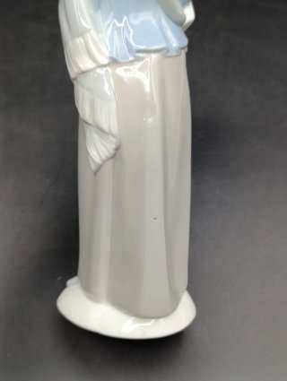 Figura Lladro Joven con Flores Porcelana
