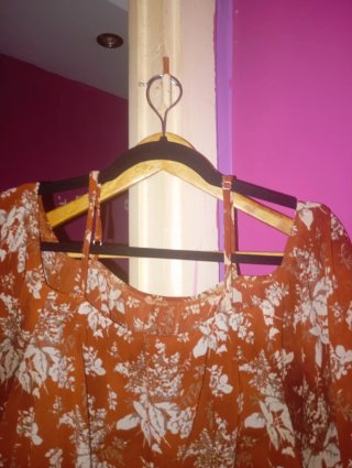 Blusa hombros descubiertos marron y blanco