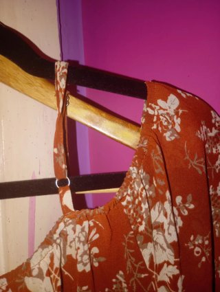 Blusa hombros descubiertos marron y blanco