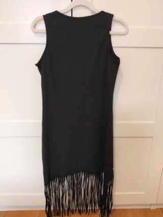 Vestido negro con estampado de lagarto plateado y