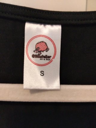 Vestido negro con estampado de lagarto plateado y