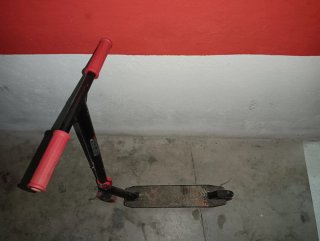 Patinete infantil negro y rojo