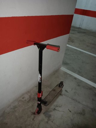 Patinete infantil negro y rojo