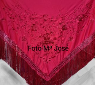 Mantoncillo burdeos bordado