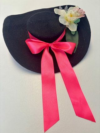 Cappello decorativo nero con fiocco rosa