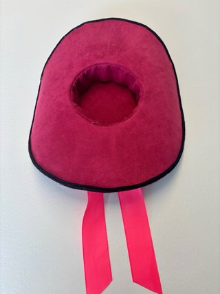 Cappello decorativo nero con fiocco rosa