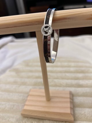 Pulsera rígida LV Acero Plateado