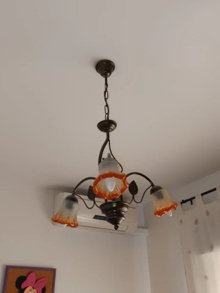 Juego Lámpara de mesa y techo dorada y naranja.