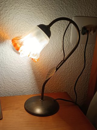 Juego Lámpara de mesa y techo dorada y naranja.