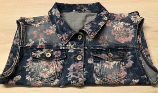 Chaleco tejano floral azul y rosa