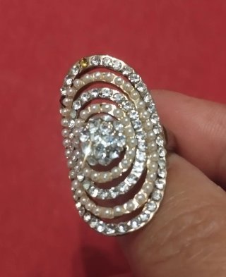 Anillo maxi ovalado plateado con strass y perlas