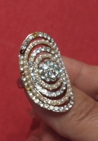 Anillo maxi ovalado plateado con strass y perlas