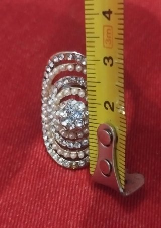 Anillo maxi ovalado plateado con strass y perlas