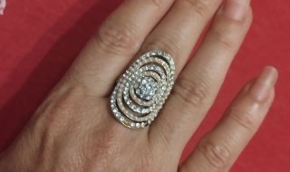 Anillo maxi ovalado plateado con strass y perlas