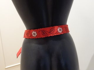 Cinto vermelho com flores