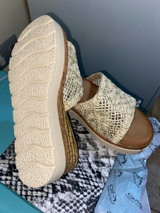 Sandalias de cuña tejidas beige y marrón