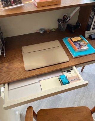 Scrivania in legno con 3 cassetti