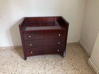 Cómoda de madera con ruedas