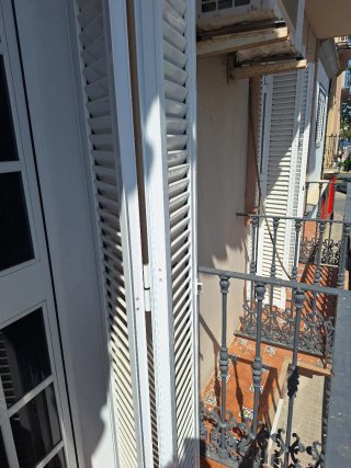 Puerta blanca con cristal y ventanas balconeras
