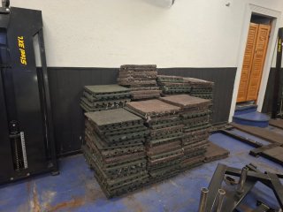 Suelo de caucho para gimnasio, 2,5 € por loseta.
