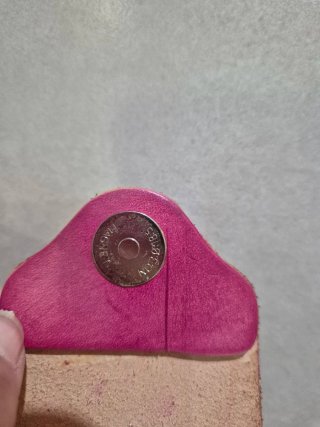 Bolsito de cuero rosa con flor