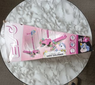 Patinete con luces en las ruedas y mango ajustable