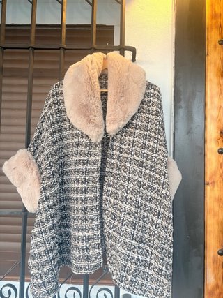 Poncho elegante con cuello y puños de pelo