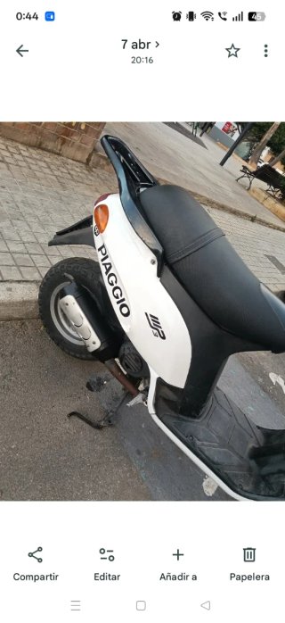 Piaggio Zip Scooter Blanca y Negra