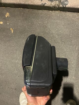 Reposabrazos negro con costuras rojas