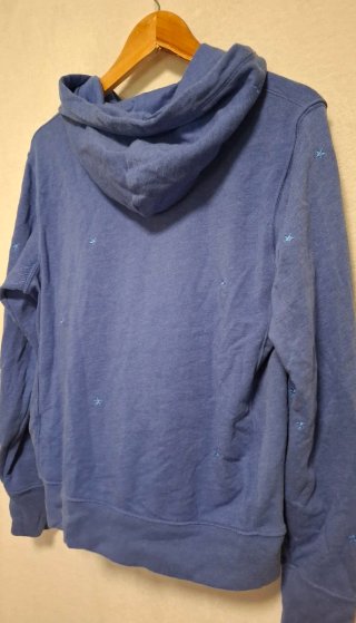 Sudadera azul con estrellas