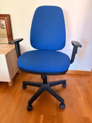Silla de oficina azul ergonómica