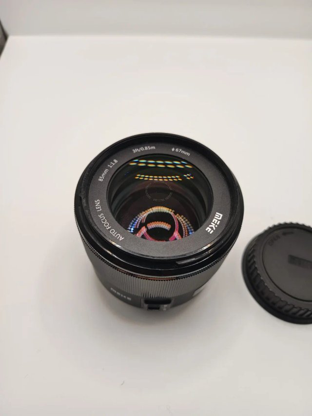 Obiettivo Meike 85mm f/1.8 con interruttore