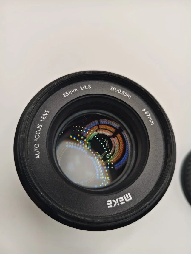 Obiettivo Meike 85mm f/1.8 con interruttore