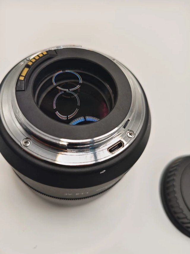 Obiettivo Meike 85mm f/1.8 con interruttore
