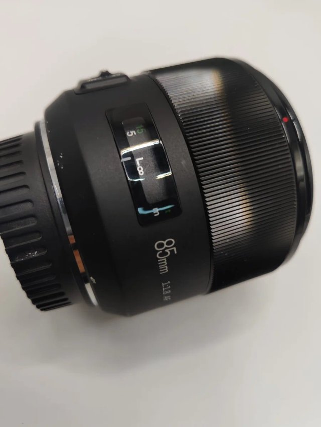 Obiettivo Meike 85mm f/1.8 con interruttore