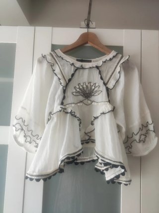 Blusa vaporosa bordada