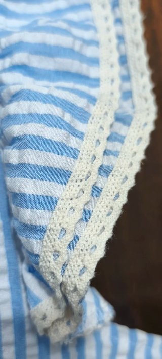 Blusa con mangas volantes