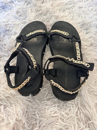 Sandalias Pull&Bear negras con cadena dorada T39