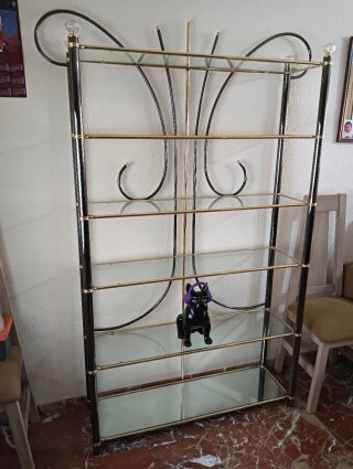 Estantería de cristal y metal dorada