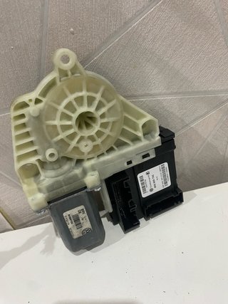MOTOR ELEVALUNAS DELANTERO DERECHO VOLKSWAGEN SCIR