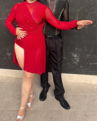 Vestido de baile rojo con pedrería