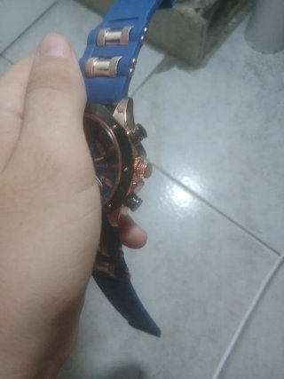 Reloj de pulsera azul y dorado