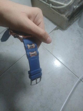 Reloj de pulsera azul y dorado