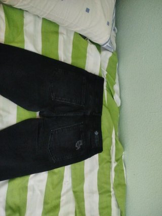 Pantalón vaquero negro desgarrado talla 40