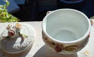 Cofanetto vintage Capodimonte con roselline.